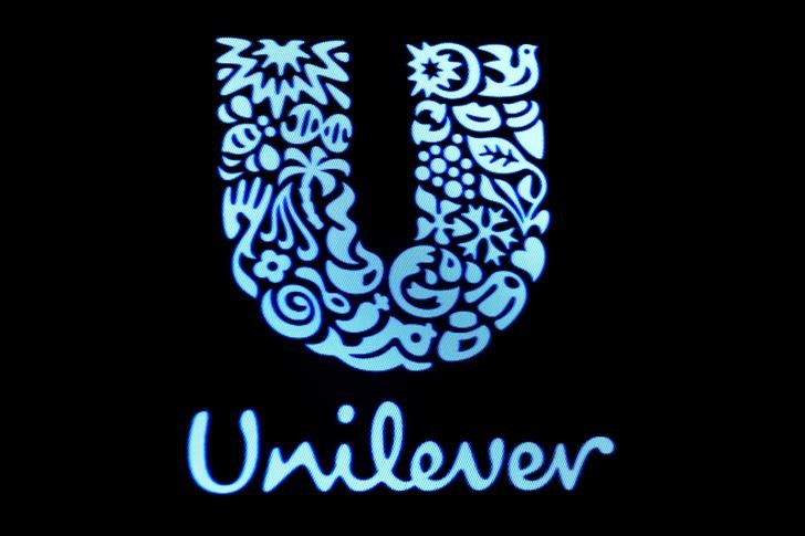 © Reuters. FILE PHOTO:  The company logo for Unilever is displayed on a screen on the floor of the NYSE