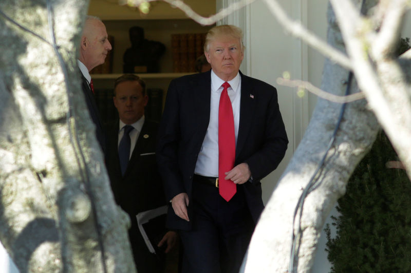 © Reuters. Trump walks out from the Oval Office of the White House in Washington