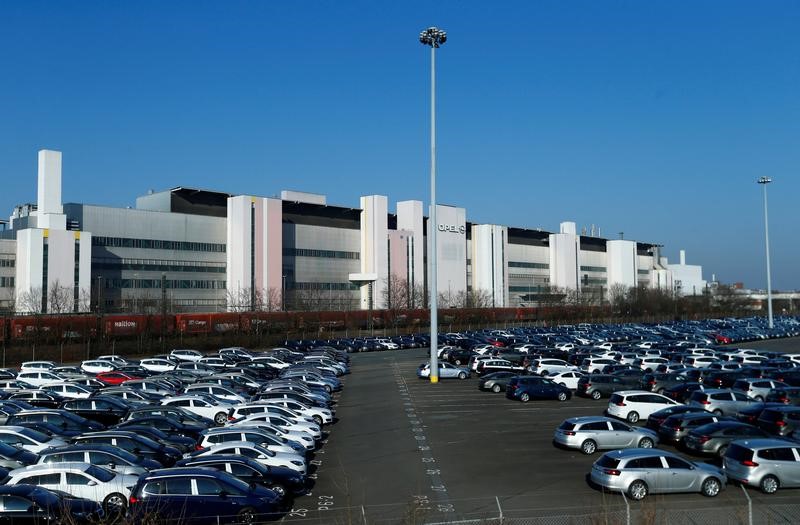 © Reuters. Opel cars are parked outside the company's factory plant in Ruesselsheim