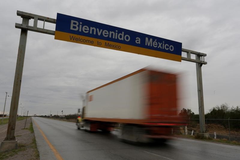 © Reuters. A truck passes near border customs at the World Trade Bridge in Nuevo Laredo