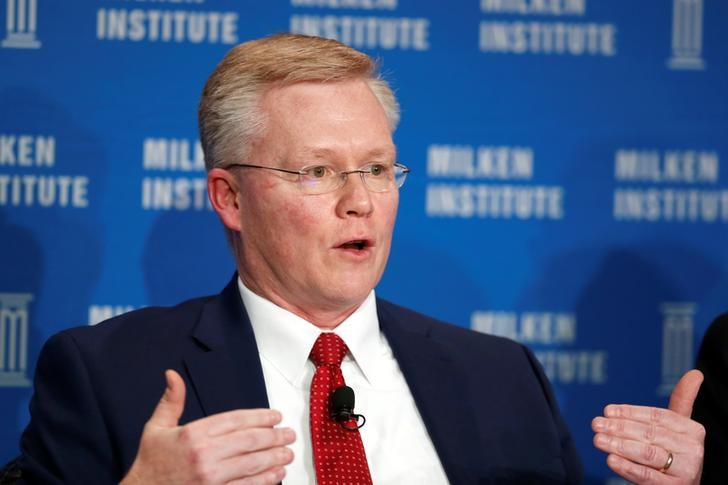 © Reuters. Piwowar, Commissioner of the U.S. Secuirites and Exchange Commission, speaks at the Milken Institute Global Conference in Beverly Hills