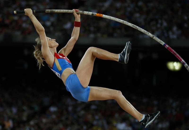 © Reuters. Sidorova of Russia competes in the women's pole vault final during the 15th IAAF World Championships at the National Stadium in Beijing