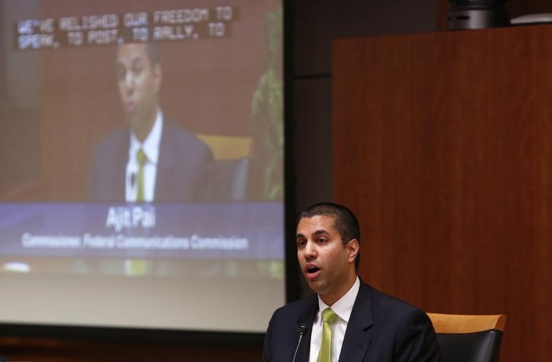 © Reuters. Ajit Pai speaks at a FCC Net Neutrality hearing in Washington