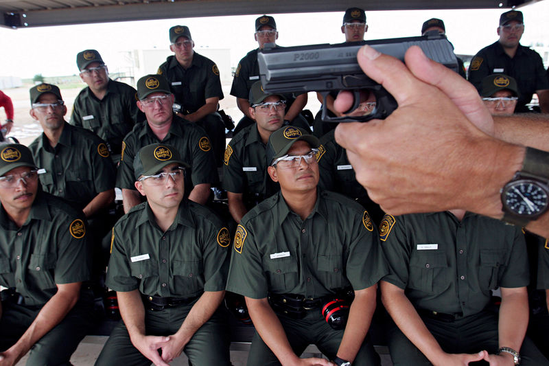 © Reuters. Trainees listen to U.S. Border Patrol agent Holler as he instructs them on the proper grip and safe use of their Heckler & Koch P2000 handgun