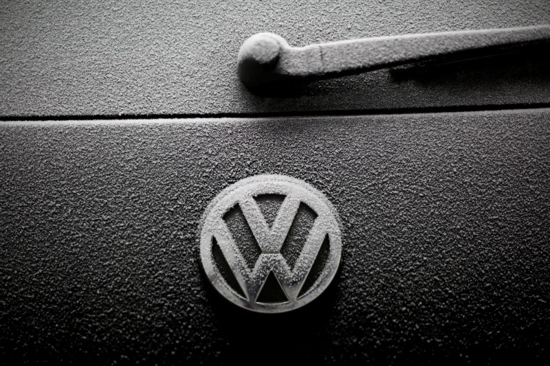 © Reuters. Snowflakes are seen on the badge of a Volkswagen car in Warsaw