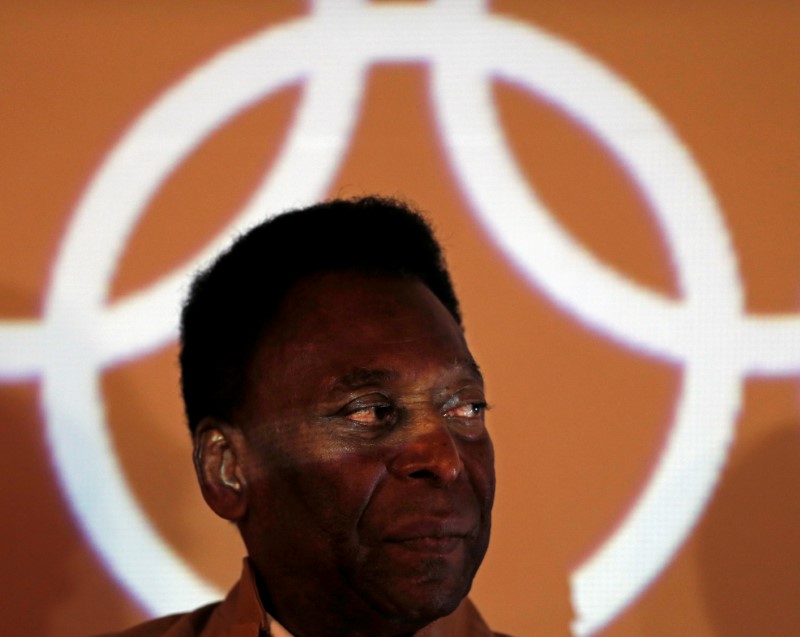 © Reuters. Brazilian soccer legend Pele poses for picture at the Pele Museum in Santos