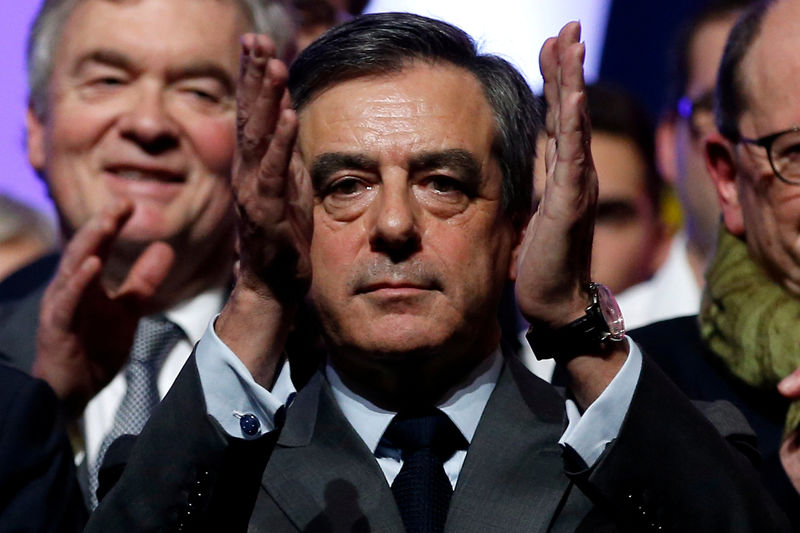 © Reuters. FILE PHOTO: Francois Fillon, a former French prime minister, member of The Republicans political party and 2017 presidential candidate of the French centre-right, attends a political rally in Chasseneuil-du-Poitou
