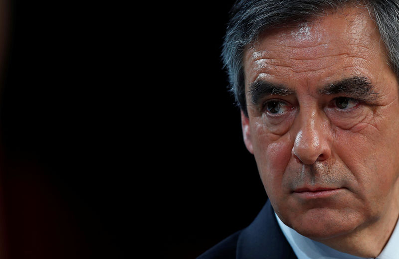 © Reuters. L'ENQUÊTE FILLON CONFIÉE À DES JUGES D'INSTRUCTION