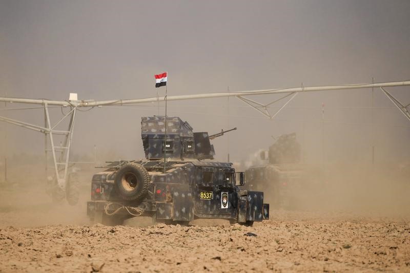 © Reuters. القوات العراقية تخترق غرب الموصل وتشن ضربات جوية في سوريا