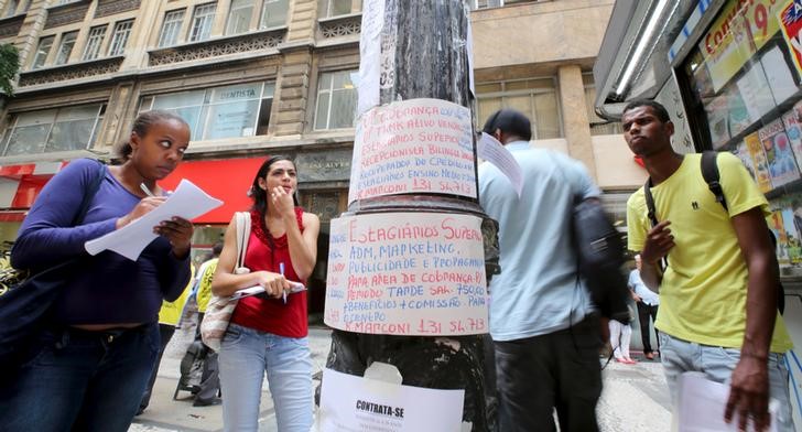 © Reuters. Desempregados observam listas de vagas no centro de São Paulo