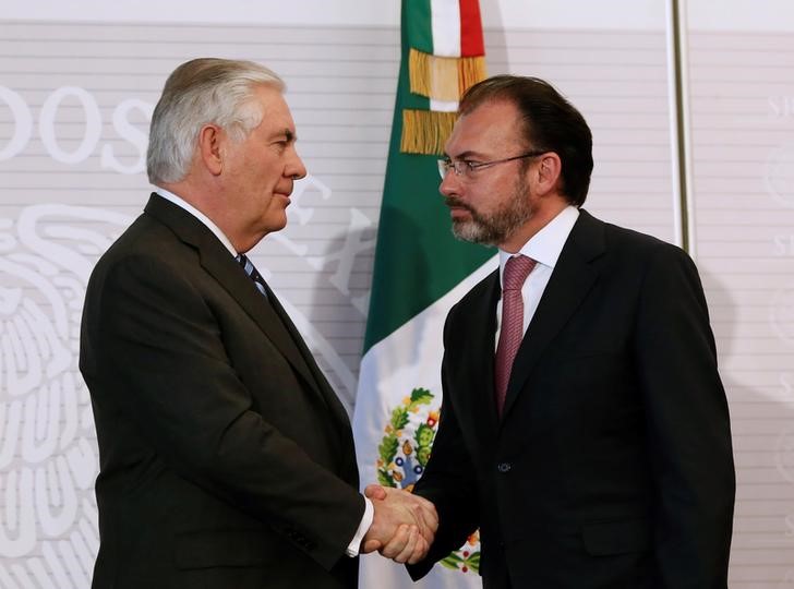 © Reuters. U.S. Secretary of State Rex Tillerson and Mexico's Foreign Minister Luis Videgaray shake hands after a joint news conference at the foreign ministry in Mexico City