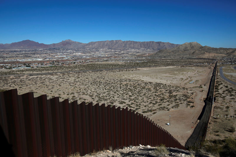 © Reuters. General view shows a newly built section of the U.S.-Mexico border fence at Sunland Park, U.S. opposite the Mexican border city of Ciudad Juarez