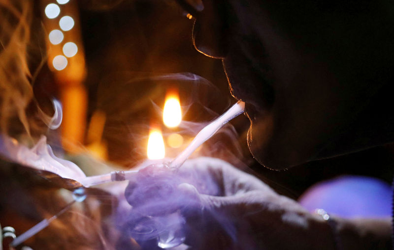 © Reuters. A drug user inhales "Shabu", or methamphetamine, at a drug den in Manila