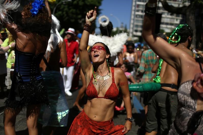 © Reuters. El carnaval empieza en Brasil pese a la recesión y el temor por la seguridad