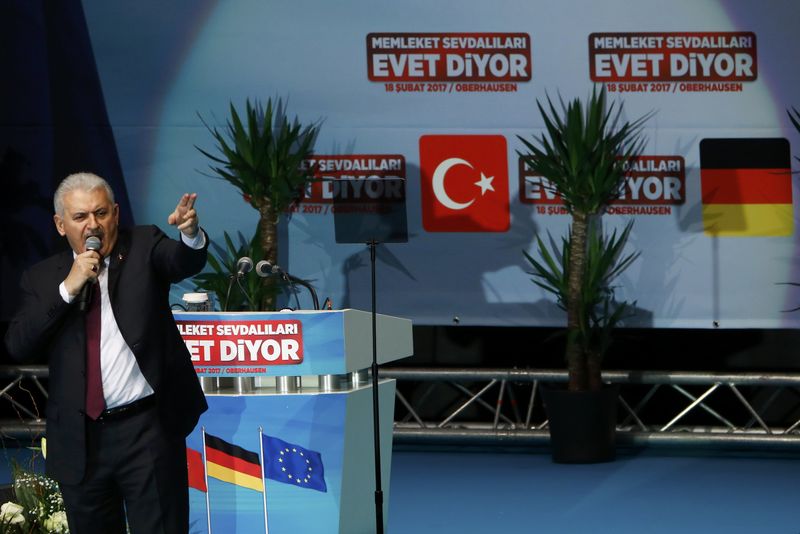 © Reuters. Turkish Prime Minister Yildirim addresses a crowd in Oberhausen