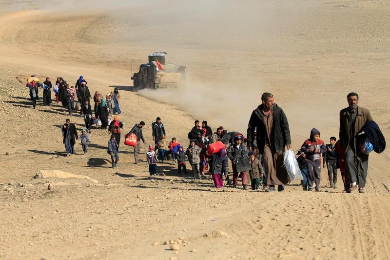 © Reuters. Las fuerzas iraquíes avanzan en Mosul mientras los civiles huyen