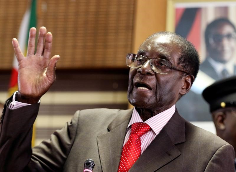 © Reuters. Zimbabwe's President Robert Mugabe gestures during his 93rd birthday celebrations in Harare