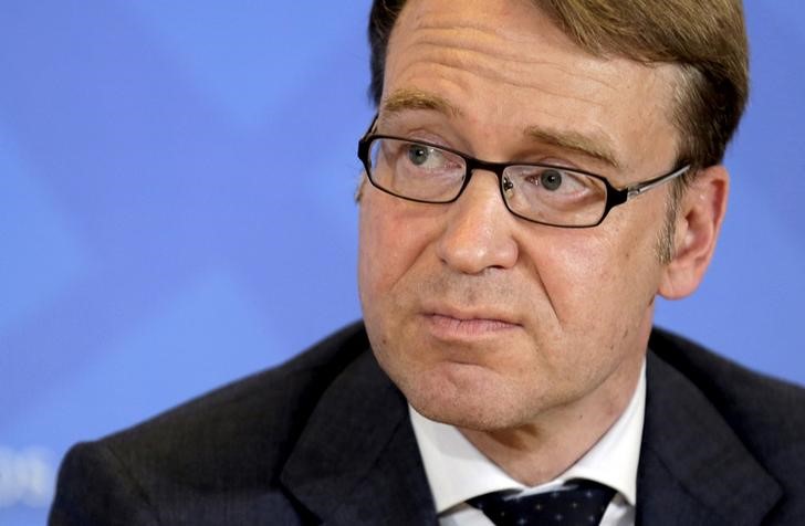 © Reuters. FILE PHOTO:  President of the Deutsche Bundesbank Jens Weidmann sits during a news conference at the 2016 World Bank-IMF Spring Meeting in Washington