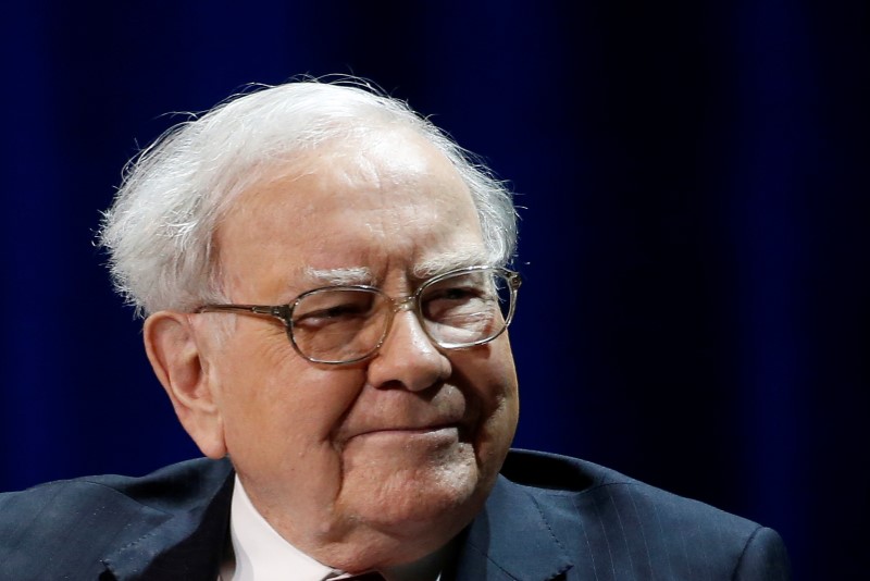 © Reuters. Warren Buffett, chairman and CEO of Berkshire Hathaway, smiles before speaking with Bill Gates (not pictured), at Columbia University in New York