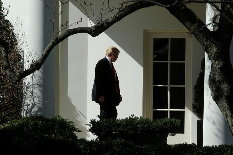 © Reuters. President Donald Trump walks to the Oval Office