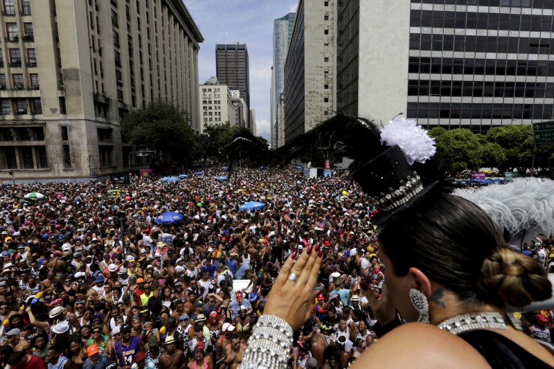 © Reuters. La fiesta más antigua de Río comienza en el apogeo del Carnaval de Brasil