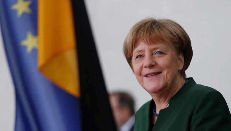 © Reuters. Los conservadores de Merkel empatan con los socialdemócratas en un sondeo