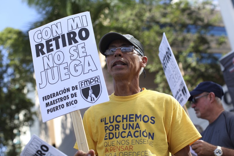 © Reuters. Members of the Committee of retired Teachers of Puerto Rico's Teachers Federation protest  in San Juan