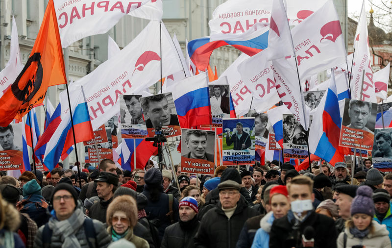 © Reuters. Miles de personas marchan en Moscú en aniversario de la muerte de un opositor