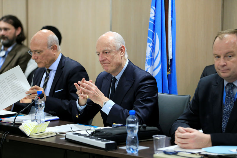© Reuters. UN Special Envoy for Syria Staffan de Mistura attends a meeting of Intra-Syria peace talks with Syrian government delegation at Palais des Nations in Geneva