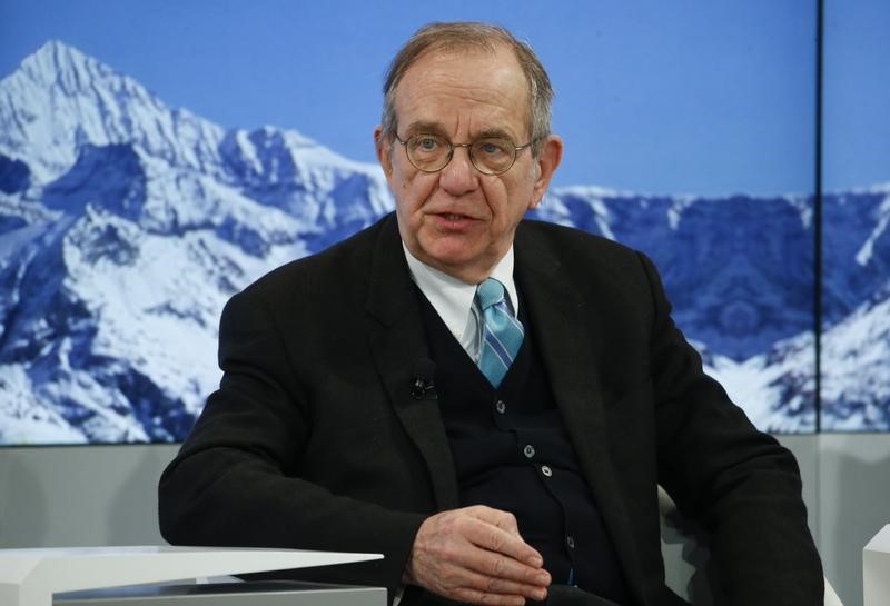 © Reuters. Pier Carlo Padoan, Minister of Economy and Finance of Italy attends the WEF in Davos