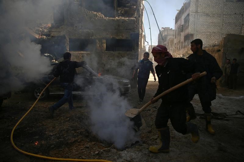 © Reuters. نشطاء سوريون يطالبون بمحادثات عن الانتقال السياسي ومراقبة الهدنة