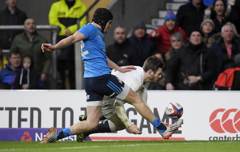 © Reuters. Italy's Carlo Canna prevents England's Elliot Daly from scoring a try