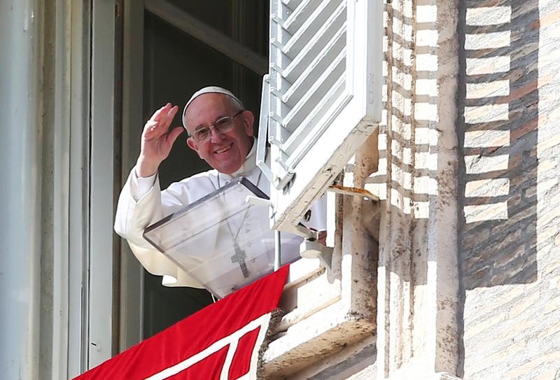 © Reuters. Pope Francis waves as he leads his Sunday Angelus prayer in Saint Peter's square at the Vatican