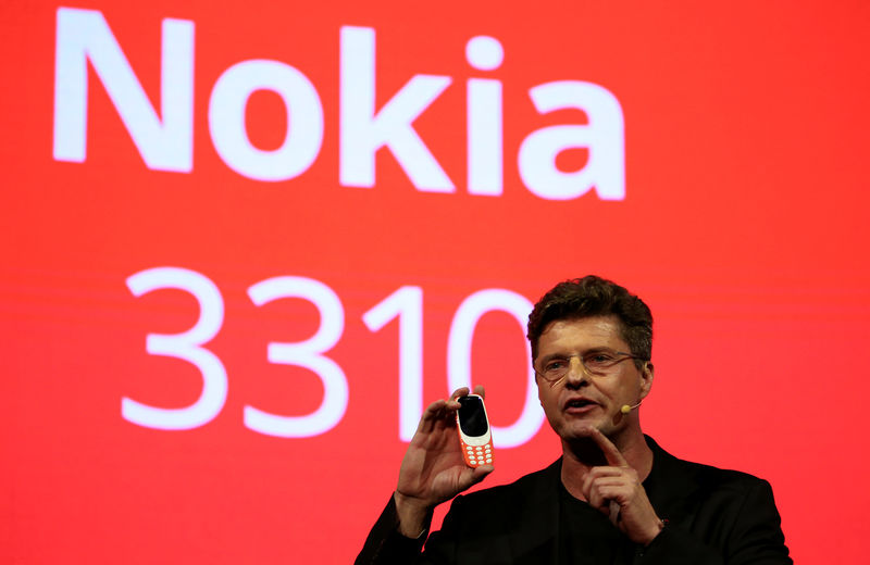 © Reuters. Nummela, CEO of Nokia-HMD, holds up Nokia 3310 device during presentation ceremony at Mobile World Congress in Barcelona