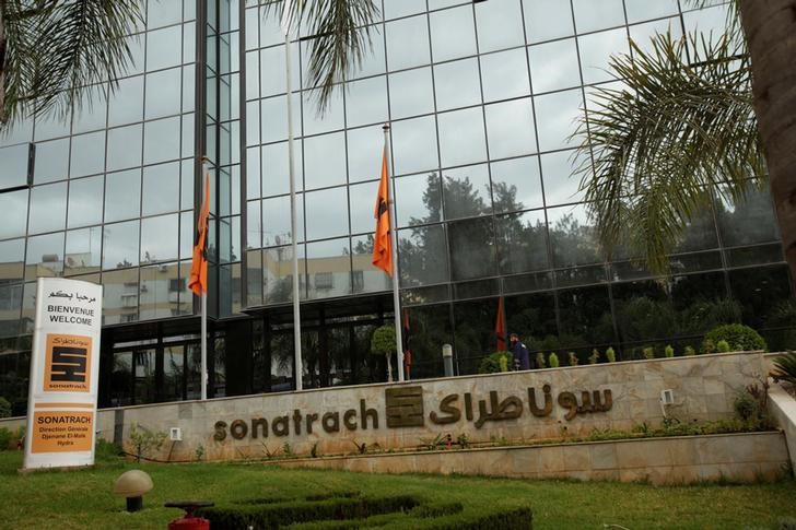 © Reuters. View of the headquarter of the state energy company Sonatrach in Algiers,