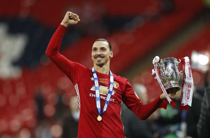 © Reuters. El atacante sueco del Manchester United Zlatan Ibrahimovic celebra la obtención de la Copa de la Liga inglesa
