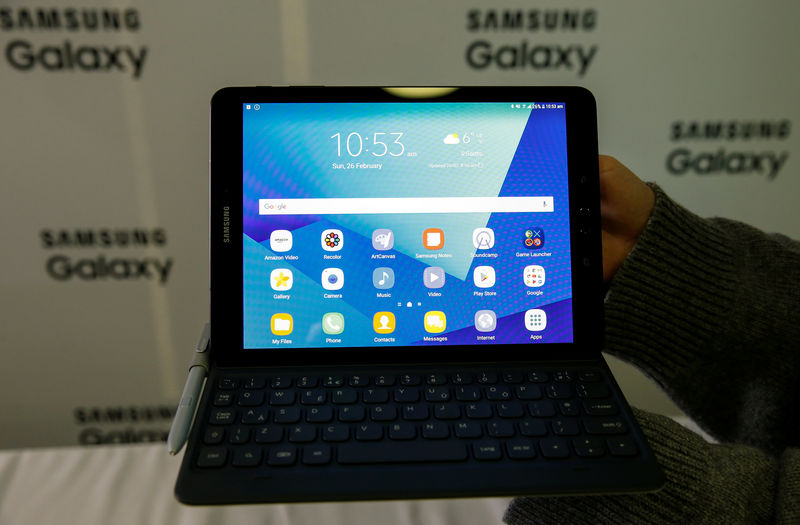 © Reuters. The new Samsung tablet S3 is displayed during its presentation at Mobile World Congress in Barcelona