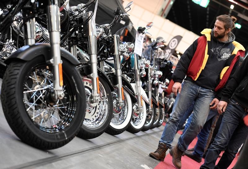 © Reuters. Harley-Davidson bikes are lined up at a bike fair in Hamburg