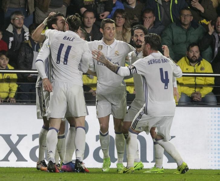 © Reuters. Jugadores del Real Madrid celebran el gol del triunfo frente al Villarreal por la Liga española