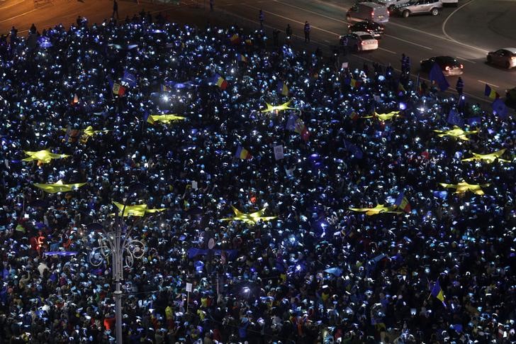 © Reuters. احتشاد آلاف في مسيرة مناهضة للحكومة في رومانيا