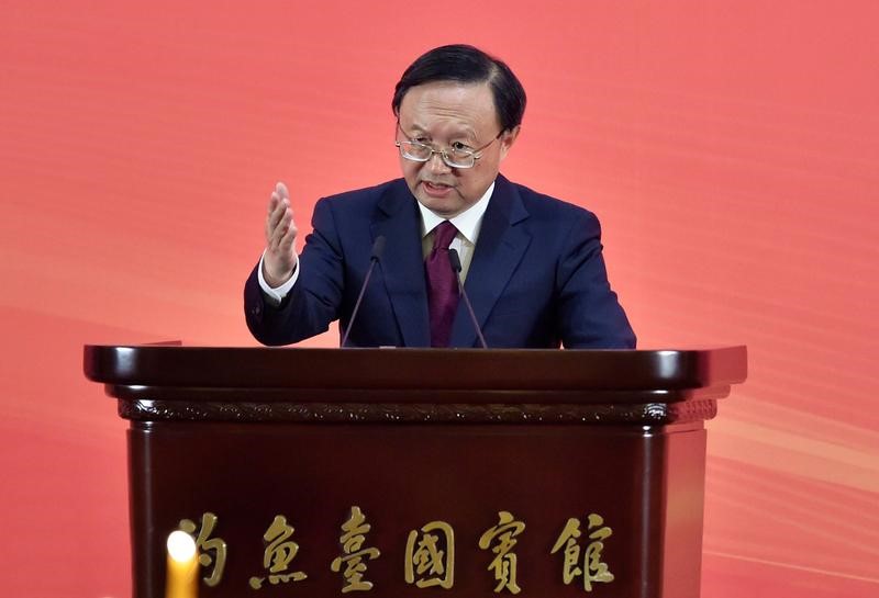 © Reuters. Chinese State Councillor Yang Jiechi delivers a speech at the Diaoyutai State Guesthouse in Beijing