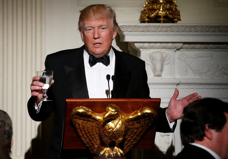 © Reuters. U.S. President Donald Trump makes a toast during the Governor's Dinner in the State Dinning Room at the White House in Washington
