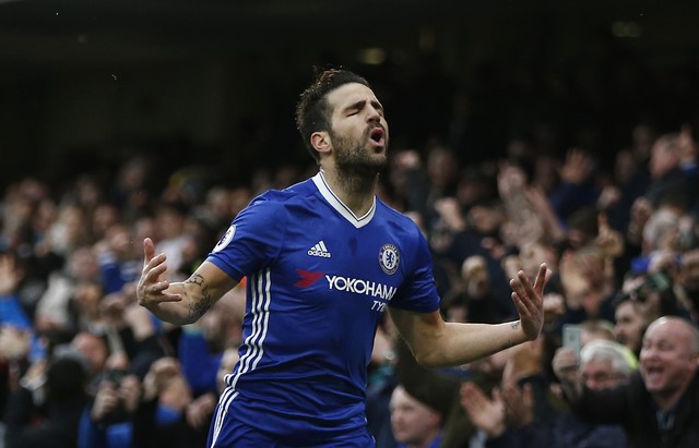 © Reuters. Chelsea's Cesc Fabregas celebrates scoring their first goal