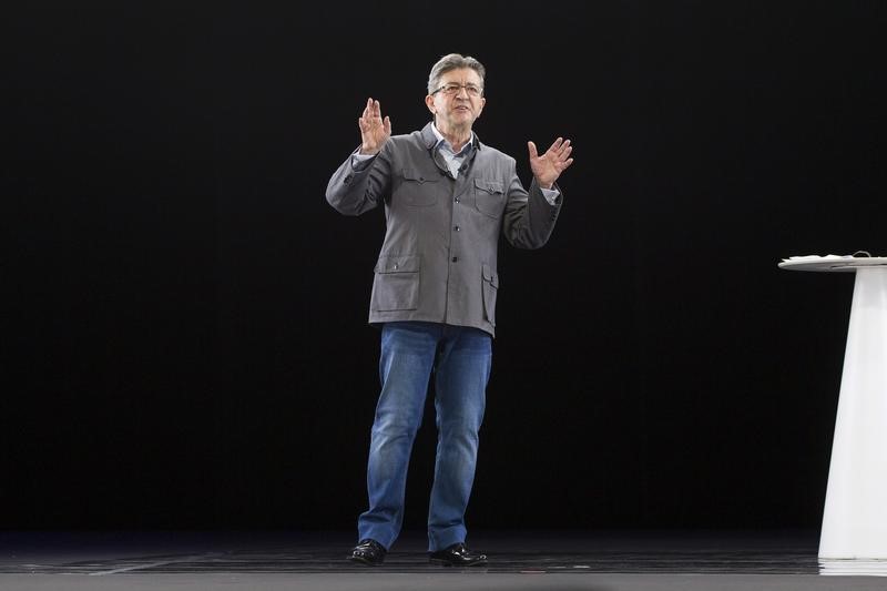 © Reuters. MÉLENCHON ET HAMON METTENT FIN À L'IDÉE D'UNE ALLIANCE