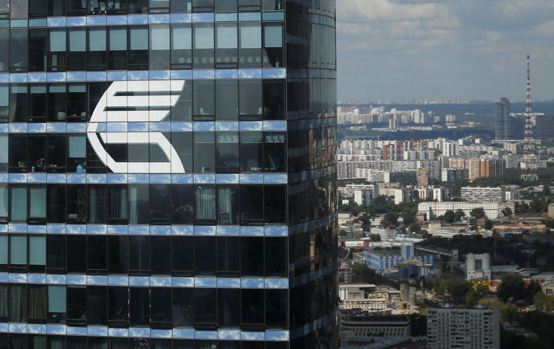 © Reuters. FILE PHOTO -  Logo of VTB Group is seen on facade of Federatsiya Tower at International Business Center in Moscow