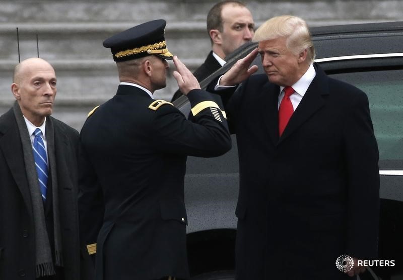 © Reuters. Президент США Дональд Трамп приветствует военнослужащего на инаугурации в Вашингтоне