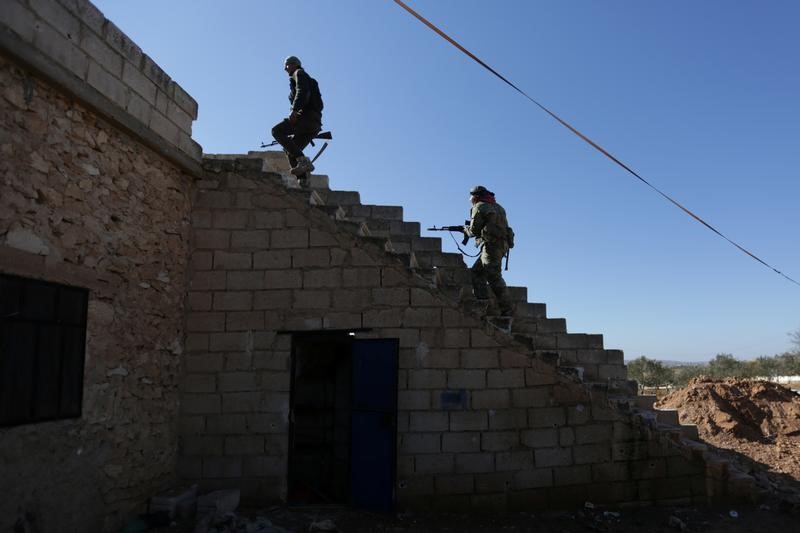 © Reuters. مقاتلون من المعارضة السورية يشتبكون مع قوات الحكومة في الشمال