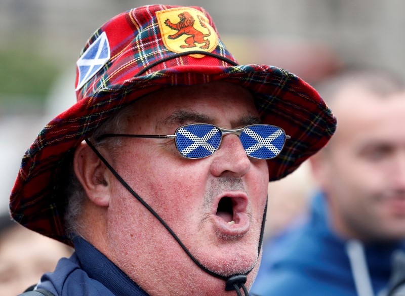 © Reuters. FILE PHOTO:A supporter of the "Yes" campaign reacts in George Square after the referendum on Scottish independence in Glasgow