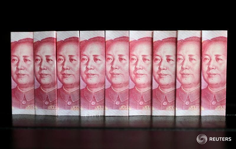 © Reuters. Купюры китайской валюты юань в Пекине