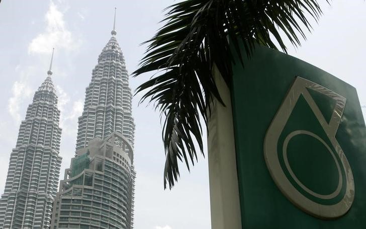 © Reuters. Логотип Petronas на фоне башен-близнецов в Куала-Лумпуре
